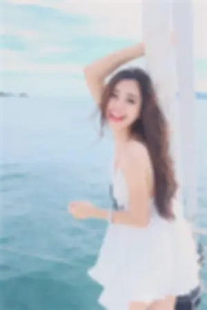 高颜值正妹「根本真人芭比」！惊人曲线下还隐藏「性感深沟」！