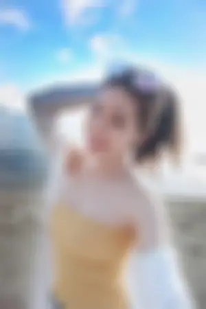 花丛间的大眼正妹！「惹火S曲线」好让人着迷！