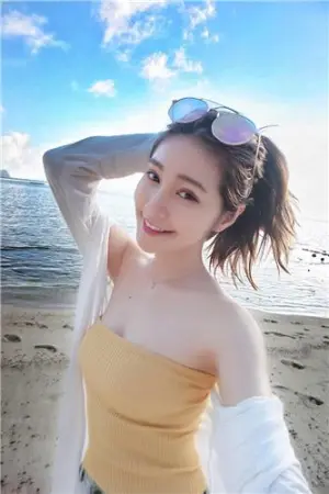 花丛间的大眼正妹！「惹火S曲线」好让人着迷！ 黄研霓