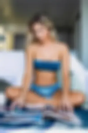 极品天菜！正妹 Louise「性感床照」曝光