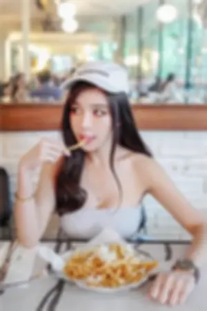 马来西亚妹子 「大胸怀大痣」！