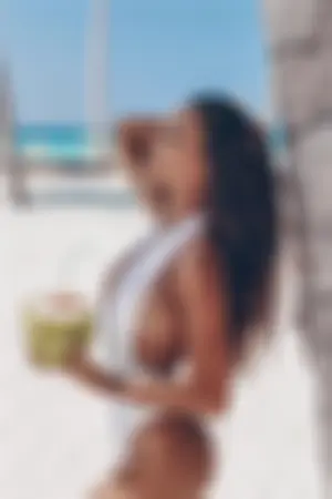 来一口椰子奶吧！ 性感弧线让人印象深刻