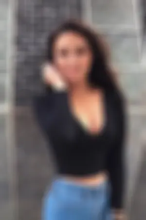 新加坡网红 挑战各类衣服物料