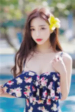 音乐节上甜心妹 出没！清凉背心展现「雪白美背」！