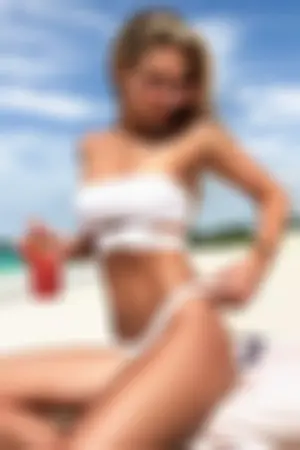 夏日福利！比基尼妹「精致绝美颜」太吸睛