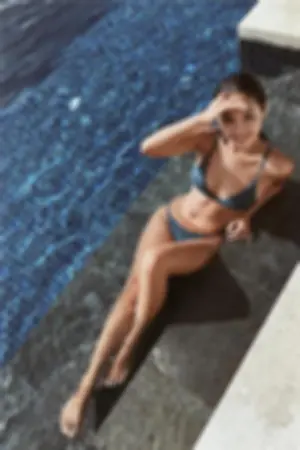 游乐园惊见「甜心美眉」 细肩带低胸装让人直呼秒恋爱