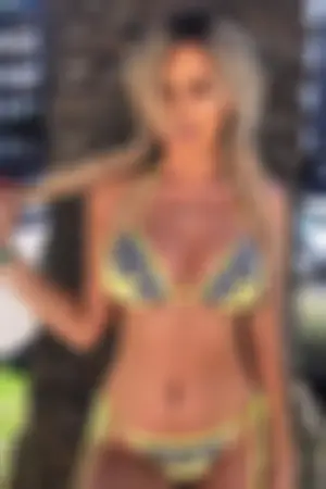 「巧克力奶妹」裸身晒浑圆美胸