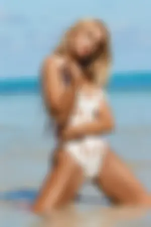 妹子「深V低胸」超诱惑