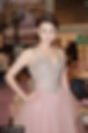 2014香港小姐露美背大秀事业线