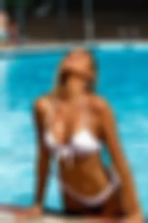 妹子「偷穿男友衬衫」拍性感照