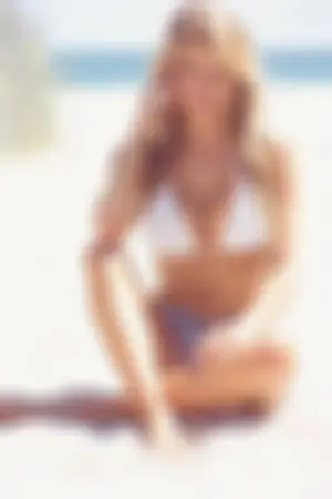 Charlotte Mckinney 慵懒摆弄曼妙身姿