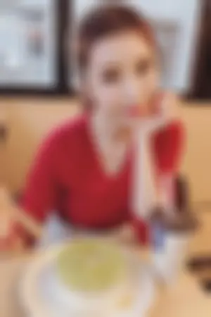 正妹苏心甯餐桌上向前倾露出深邃事业线