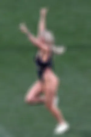 2019欧冠决赛身着比基尼闯入球场模特官方IG照片