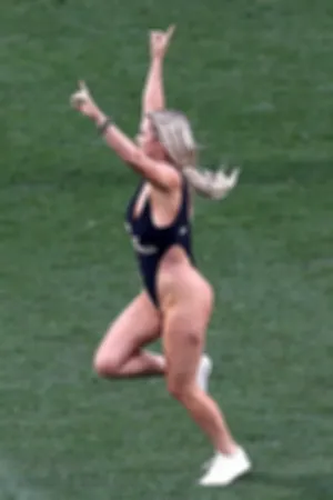 2019欧冠决赛身着比基尼闯入球场模特官方IG照片