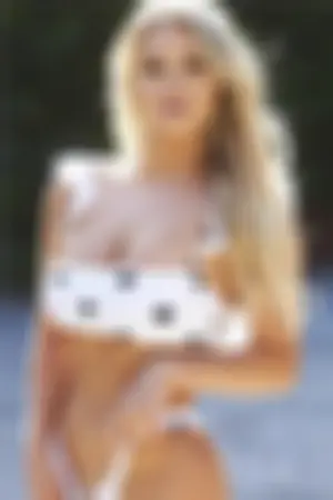 欧冠乱入的泳装女球迷官方IG海量性感照片