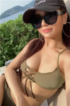 混血正妹身材超正，比基尼包不住北半球