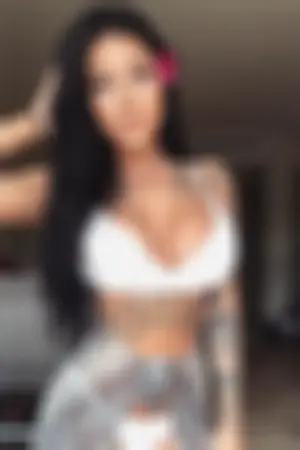 刺青妹快撑破上衣