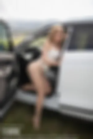 [XiuRen]秀人网 2019.08.05 No.1595 东欧旅拍·丝袜无内户外车拍系列