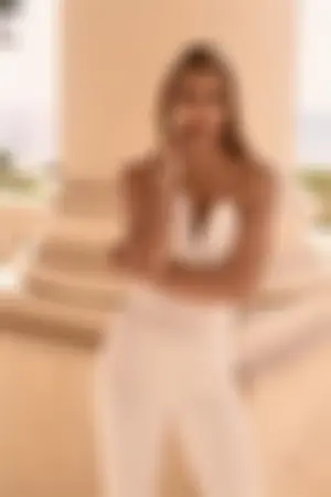 连身洋装开高衩直逼大腿 正妹「形象翻转」性感至极