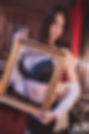 辣模萌儿凯莉「跪姿」挑逗你的心