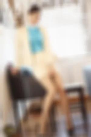 [MyGirl]美媛馆 2020.08.28 VOL.448 米黄职业西装湖蓝衬衫黑色内衣丝袜美腿