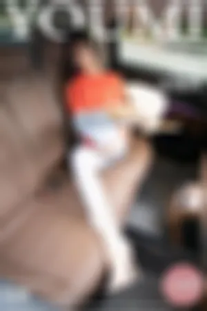 [YOUMI]尤蜜荟 2020.10.26 VOL.545 香车美人的车拍主题牛仔裤猩红上衣系列