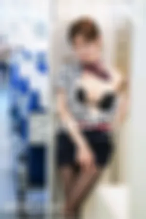 [XiuRen]秀人网 2021.04.06 No.3274 上海心愿写真_东航空姐剧情主题系列_空乘制服半脱露黑色内衣