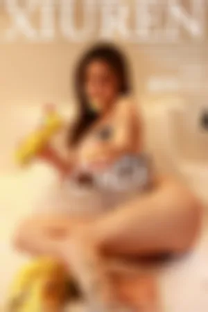 [XiuRen]秀人网 2021.04.21 No.3325 灰色死库水·床上吃零食主题·半脱无内私房