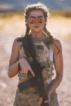 美国甜心独爱机械与金属！长腿军迷美女硬核美照赏！