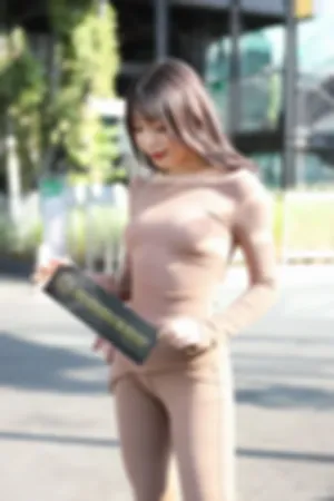 都市丽人 芝芝露肩性感紧身开叉裤