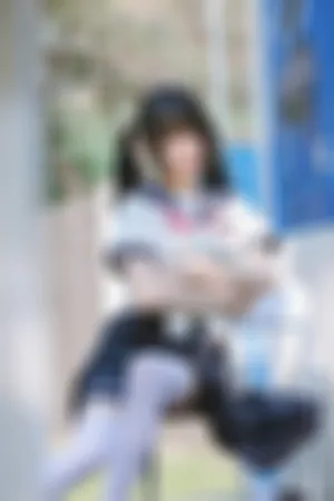 [WeiboGirl]微博红人 运动场性感学生制服半撩 草莓莓