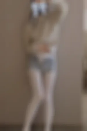 [WeiboGirl]微博红人 针织上衣牛仔短裤露白丝袜 厚白女友雪糕