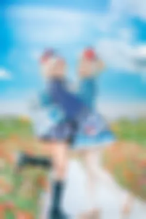 [Cosplay]角色扮演 户外花丛 僵尸装扮 植物大战僵尸