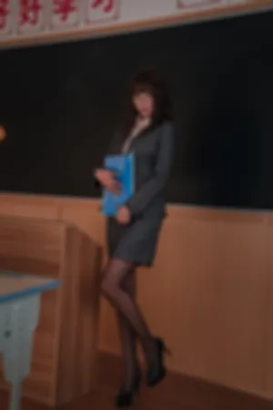 [WeiboGirl]微博红人 教室里 性感 短裙制服 超薄黑丝 教鞭