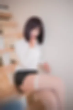 [WeiboGirl]微博红人 性感 黑皮短裙 白丝袜 OL职业套装