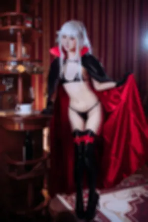 [Cosplay]角色扮演 红色披风下 黑色 皮质 篝之雾枝