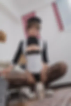 [Cosplay]角色扮演 黑白 连体女仆装 黑丝袜 眼镜娘高叉女仆