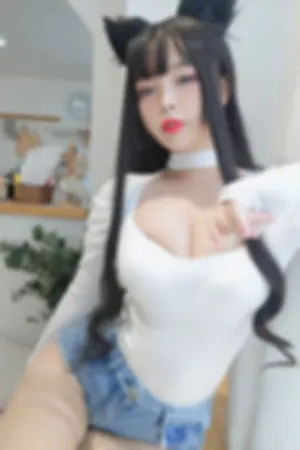 [Cosplay]角色扮演 白T 牛仔短裤 肉色蕾丝袜 犬系姐姐