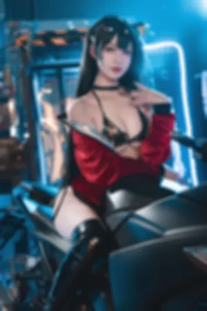 [Cosplay]角色扮演 红色外衣 黑色皮质内衣 大凤机车