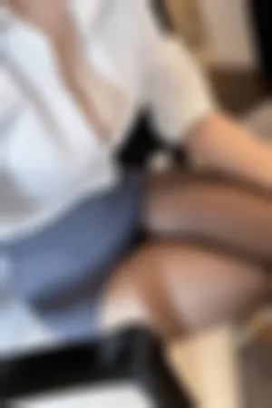 [WeiboGirl]微博红人 性感白T 灰色短裙 闪亮黑丝 小秘书来了