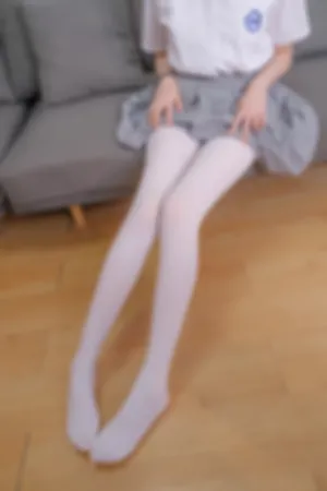 [WeiboGirl]微博红人 居家沙发 性感 学生制服 无内白丝 微风01