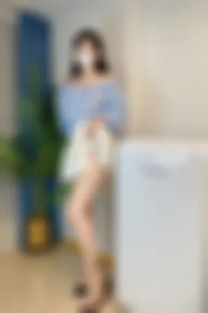 [WeiboGirl]微博红人 格子上衣 白色短裙 闪亮肉丝 虾线油亮