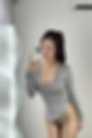 [FuLi]米友福利 灰色上衣 半脱 油亮黑丝 牛仔裤