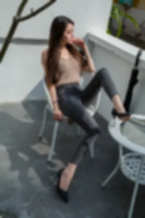 [WeiboGirl]微博红人 性感 低胸上衣 牛仔裤 超薄丝袜 蜜大腿白哲