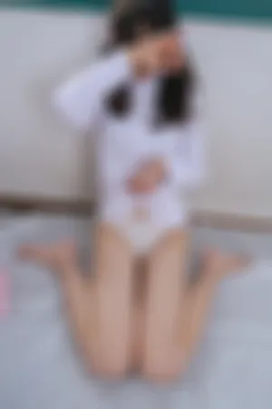 [WeiboGirl]微博红人 性感白T 格子短裙 白丝裤袜 雏菊001小七