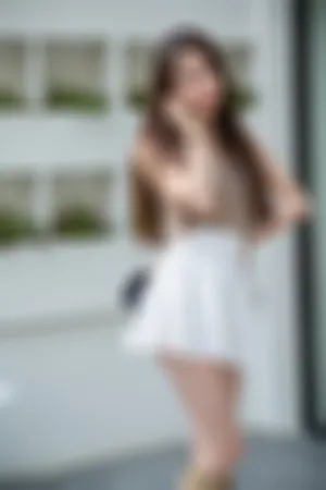 [WeiboGirl]微博红人 户外 性感 白色短裙 超薄肉丝 纯白超短裙