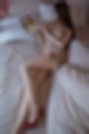 [WeiboGirl]微博红人 私房 性感 浅色吊带短裙 红色高跟 性感蜜腿