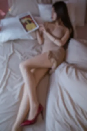 [WeiboGirl]微博红人 私房 性感 浅色吊带短裙 红色高跟 性感蜜腿