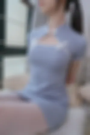 [WeiboGirl]微博红人 性感 灰色 短旗袍 半撩 无内白丝 雏菊007小七