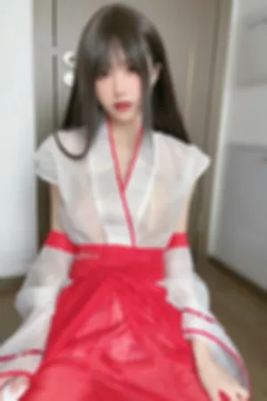 [Cosplay]角色扮演 薄纱服饰 红色丁字裤 符咒内衣 驱魔师 莓果挞